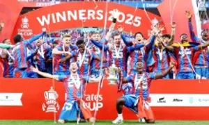 Crystal Palace mất suất Europa League vì không đọc mail từ UEFA