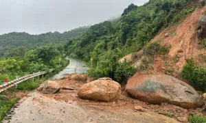 Sạt lở đường lên bán đảo Sơn Trà