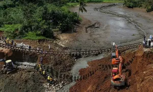 Đường sắt võng xuống sông do bão Kalmaegi tàn phá