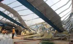 Nhà xưởng, khu công nghiệp tan hoang sau bão Kalmaegi